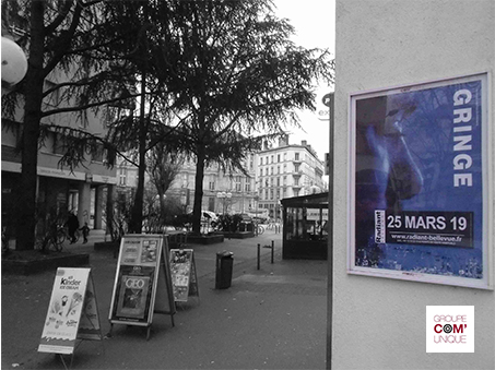 Promopiéton avec affiches A3 pour la promotion du concert de Gringe