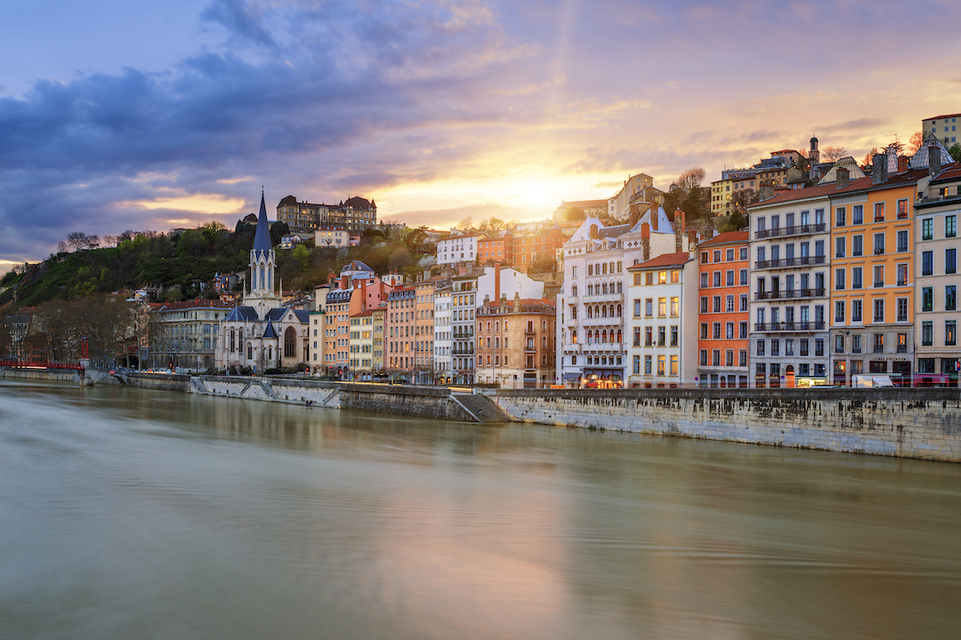 View of Saone river in Lyon city at sunset campagne-la-metropole-de-lyon-publicité-communication-sachet-a-baguette-groupe-com-unique-France